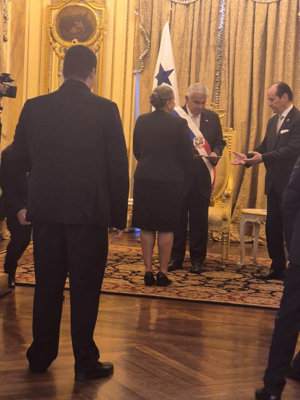 L'ambassadrice Raymonde Fabienne Carré Sajous remet ses lettres de créance au président Mulino, devant les caméras, dans un salon doré du Palais présidentiel.