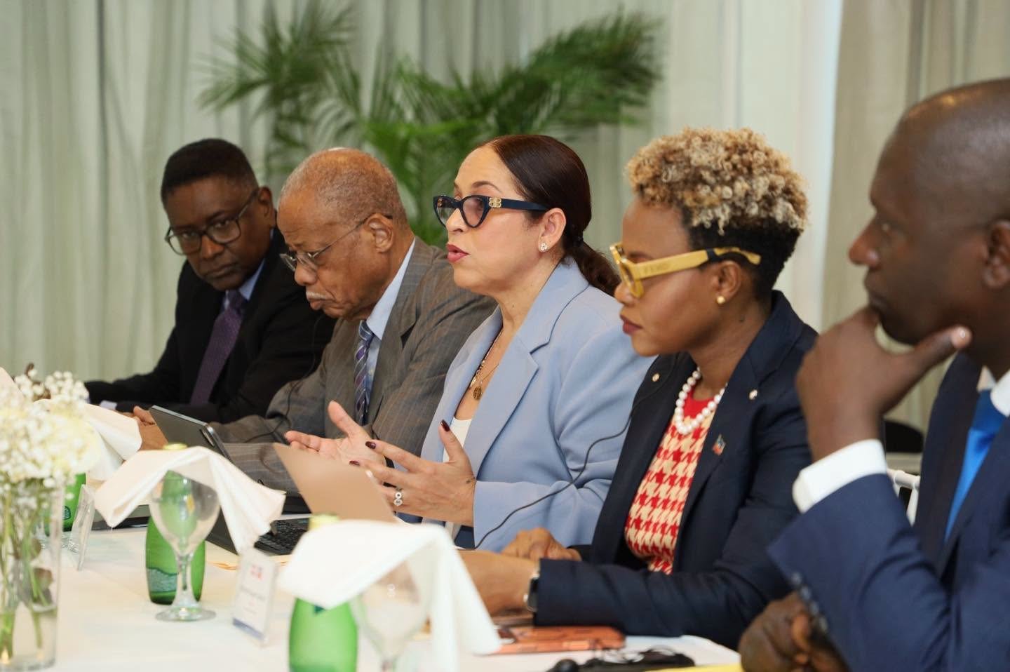 Des membres de la délégation haïtienne prennent la parole lors de la rencontre bilatérale, dont la ministre des Affaires étrangères Raina Forbin.