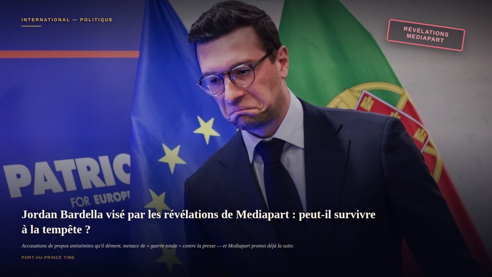 Jordan Bardella, visage grave, lors d'un événement européen, drapeaux de l'Union européenne et du Portugal et bannière « Patriots for Europe » en arrière-plan.