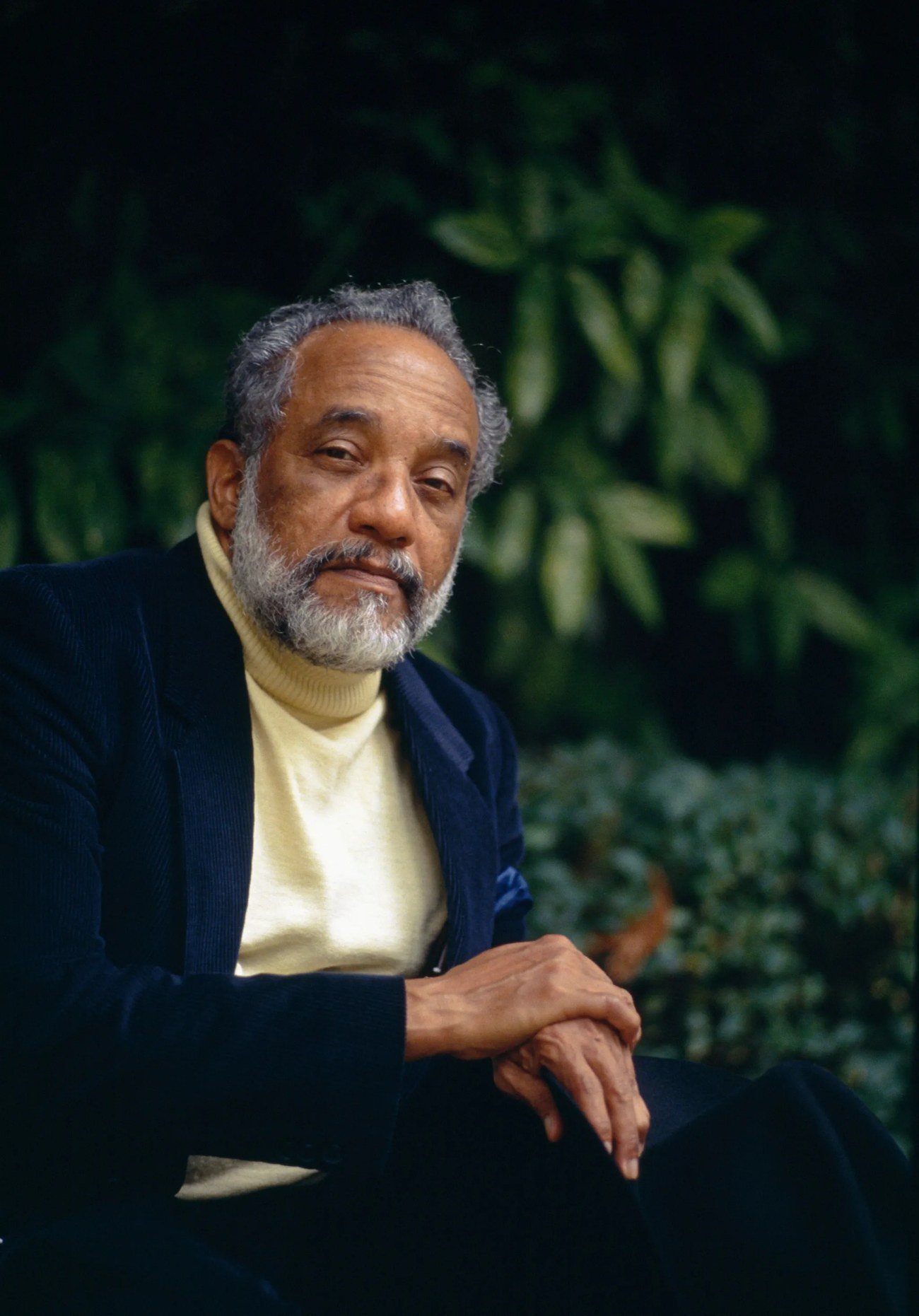 René Depestre, écrivain haïtien, portrait en veste de velours bleu marine.